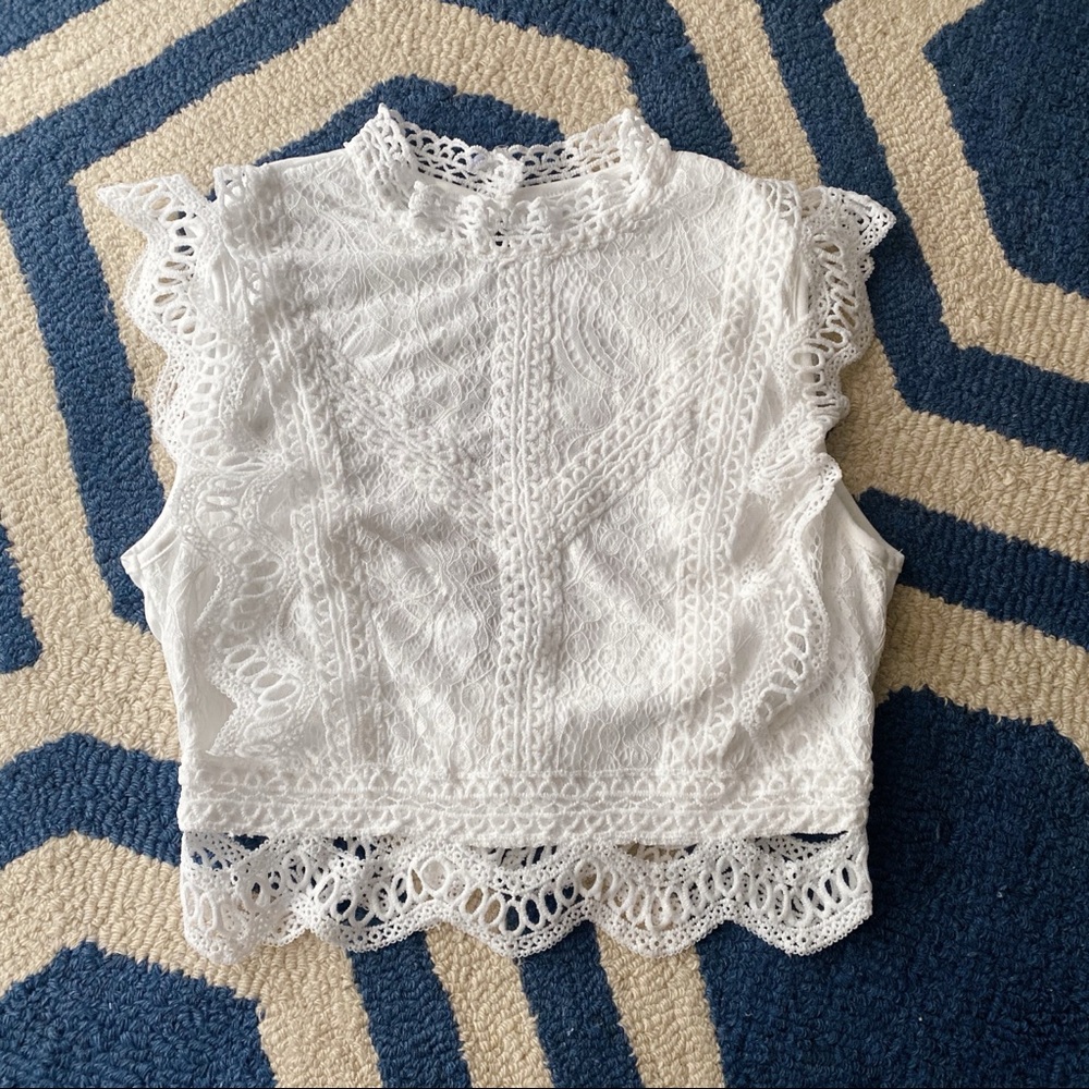 🐚 ELEGANT WHITE LACE CROPPED TOP! - Picture 7 of 8